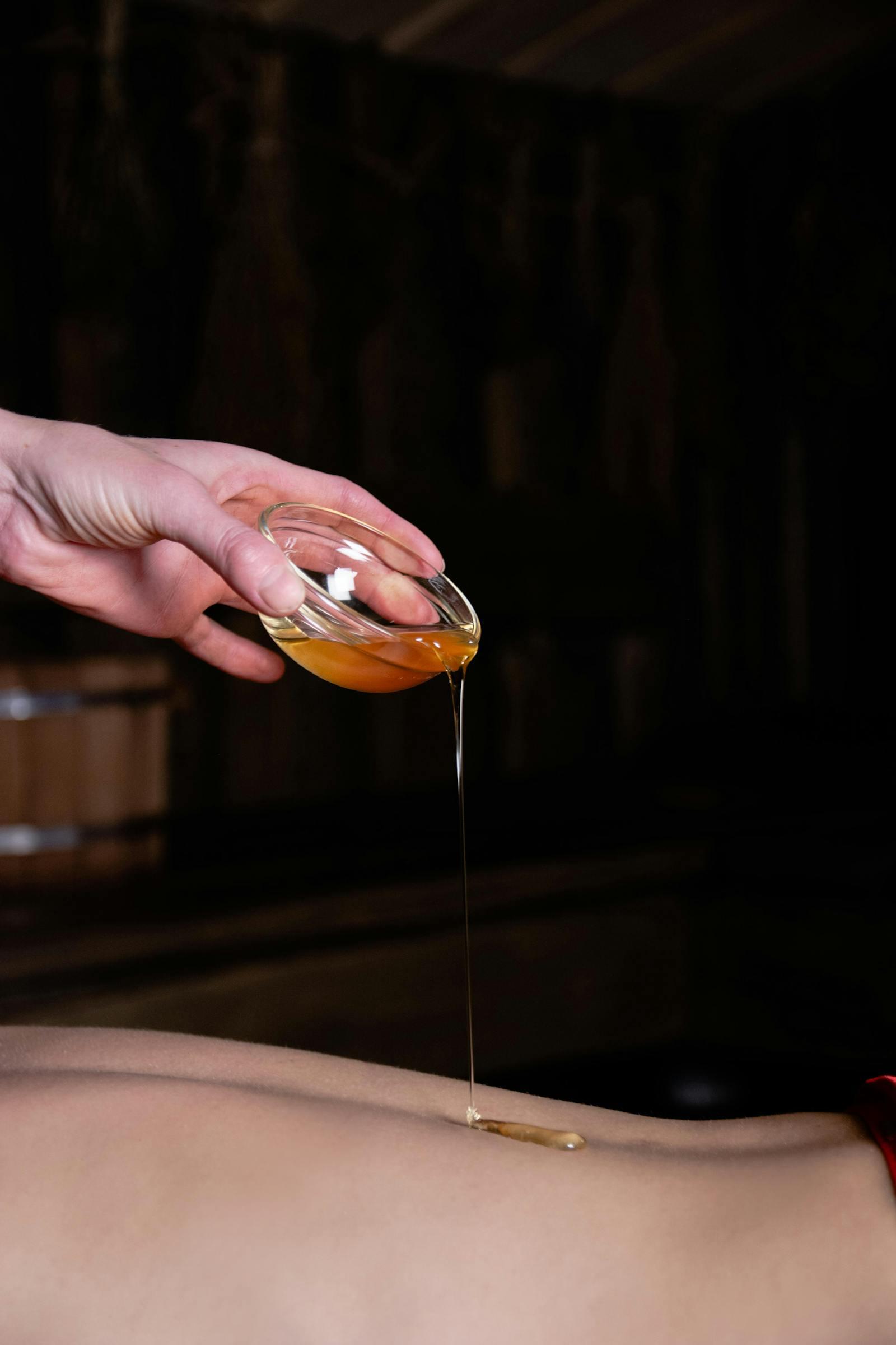 આયુર્વેદિક અભ્યંગ — ઉષ્ણ ઔષધિય તેલ સાથેની પરંપરાગત પ્રક્રિયા